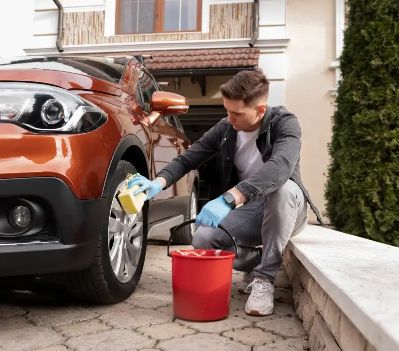 Lavage auto à domicile Saint-Étienne-au-Mont : professionnel intervenant sur un véhicule